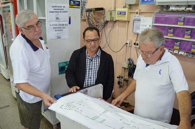 2018118_FOTO - Tiãozinho apresenta projeto do Parque Linear a empresário e moradores